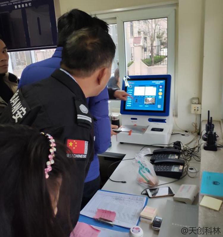 在小区出入时，悦访客，访客机登记访客信息跟手工登记哪个好?